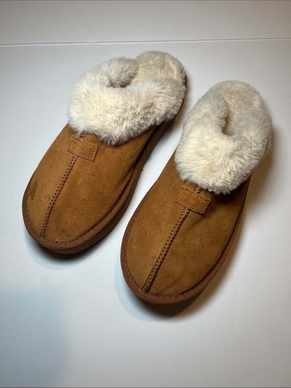 Cozy Women's Shearling-Lined Suede Slippers - Tan